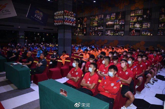 《樱桃的滋味》中，在一个漫长的静止长镜头中，巴迪的车在环形的盘山公路反复地绕圈，暗示出他已经陷入一个寻找死亡的死胡同，但阿巴斯觉得我们不该因此而放弃即使一条路不通，还可以再有选择。
